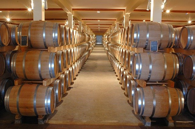 Construire une bonne cave à vin : quelle essence de bois utiliser ?