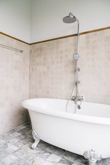 Comment optimiser l’espace dans votre salle de bains avec la baignoire d’angle ?