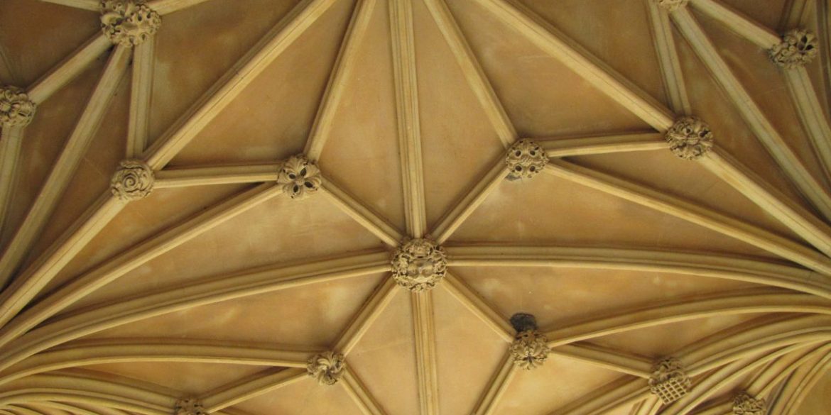 Plafonds cathédrale : comment les valoriser dans votre intérieur ?