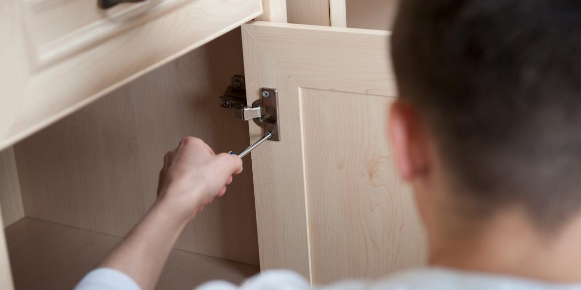 Comment réparer les charnières cassées de vos armoires et portes ?