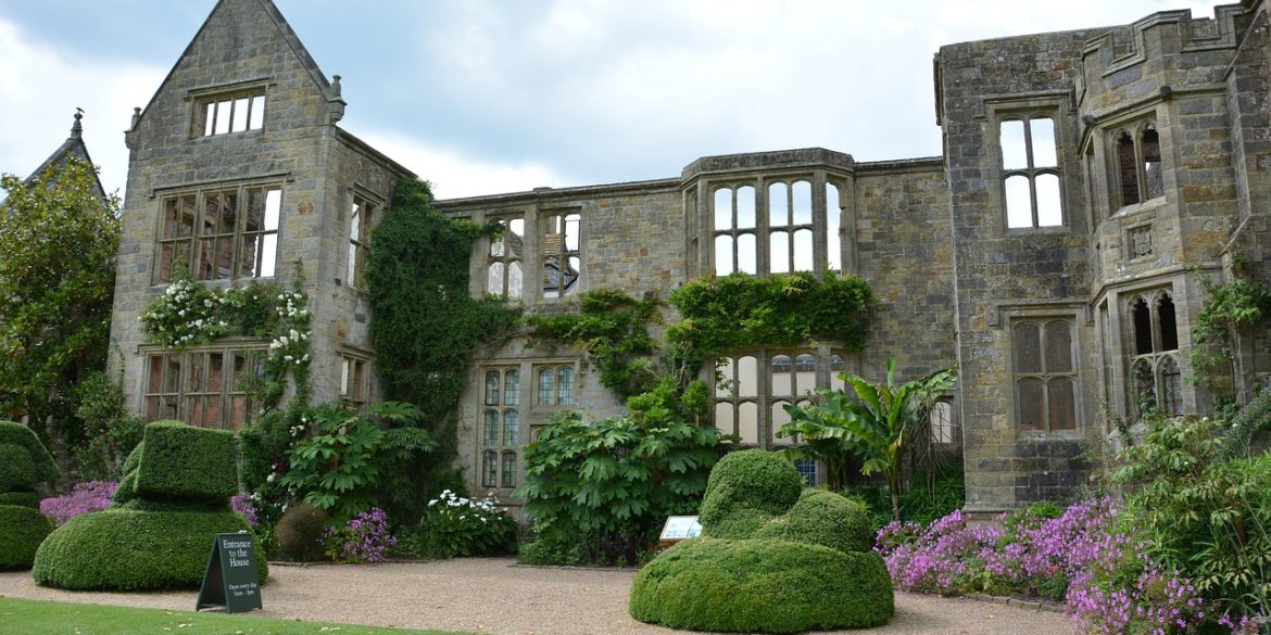 découvrez l'élégance intemporelle d'un jardin anglais, où la nature et le raffinement se rencontrent pour créer un espace paisible et charmant.